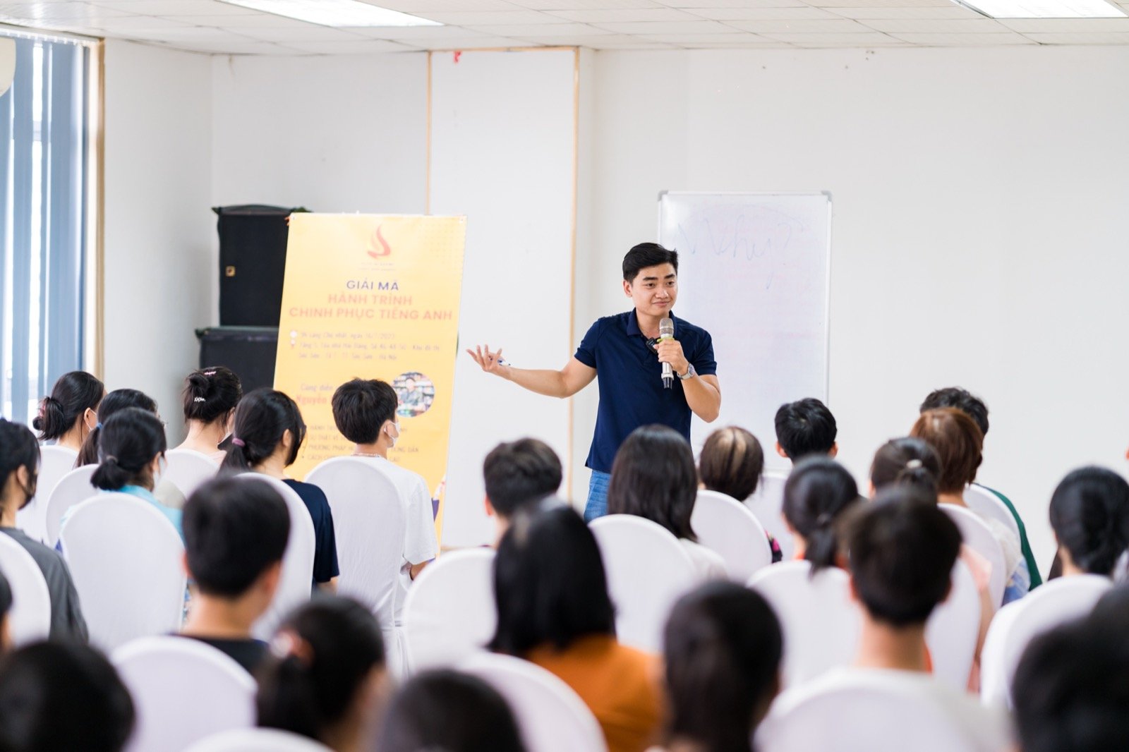 Nguyễn Hoàng Nam đứng lớp đào tạo tiếng Anh tại Học viện Tinh Hoa