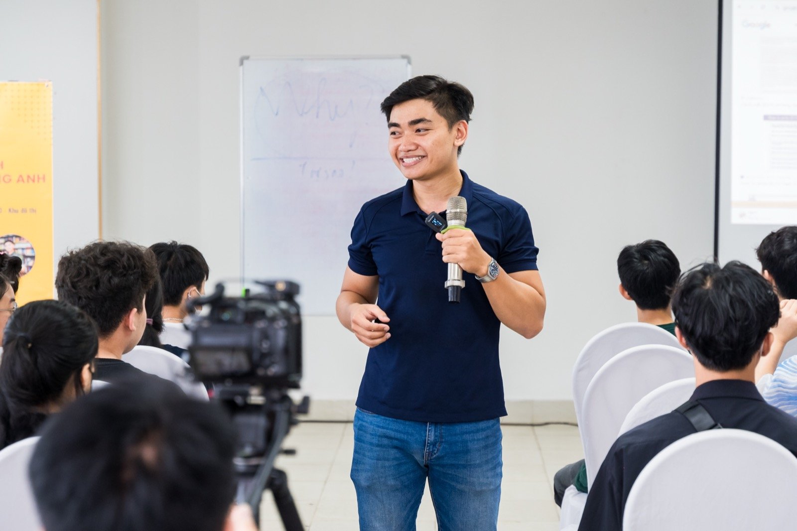 Nguyễn Hoàng Nam chia sẻ tại một buổi workshop tiếng Anh